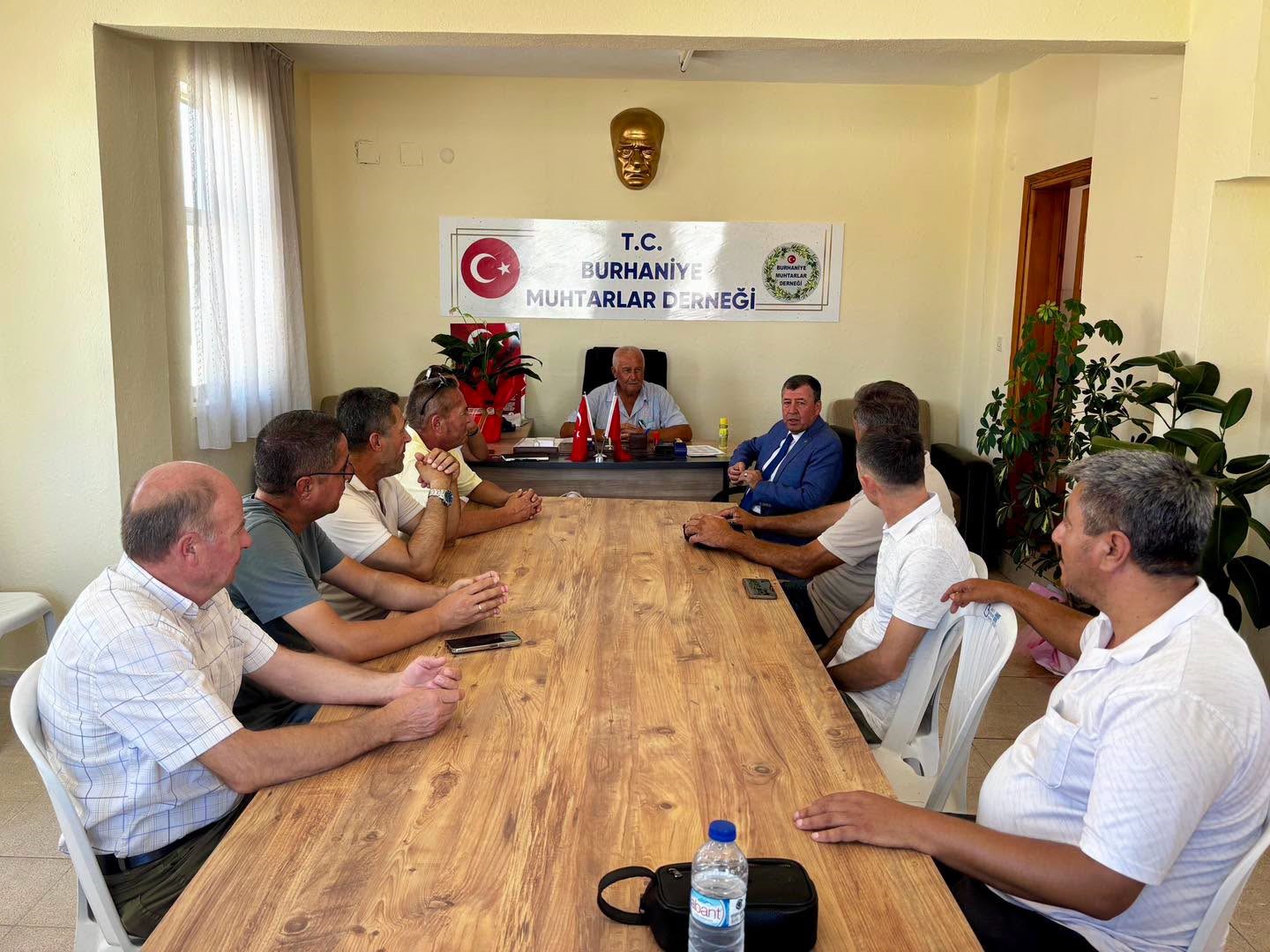 BURHANİYE’DE MUHTARLAR TOPLANTISI YAPILDI