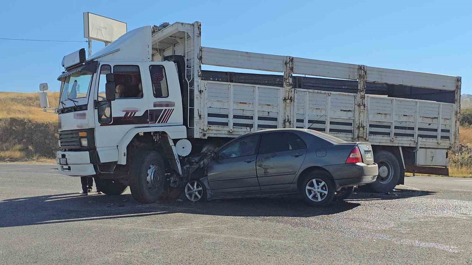 YOZGAT’TA KAMYONLA ÇARPIŞAN OTOMOBİLİN SÜRÜCÜSÜ YARALANDI
