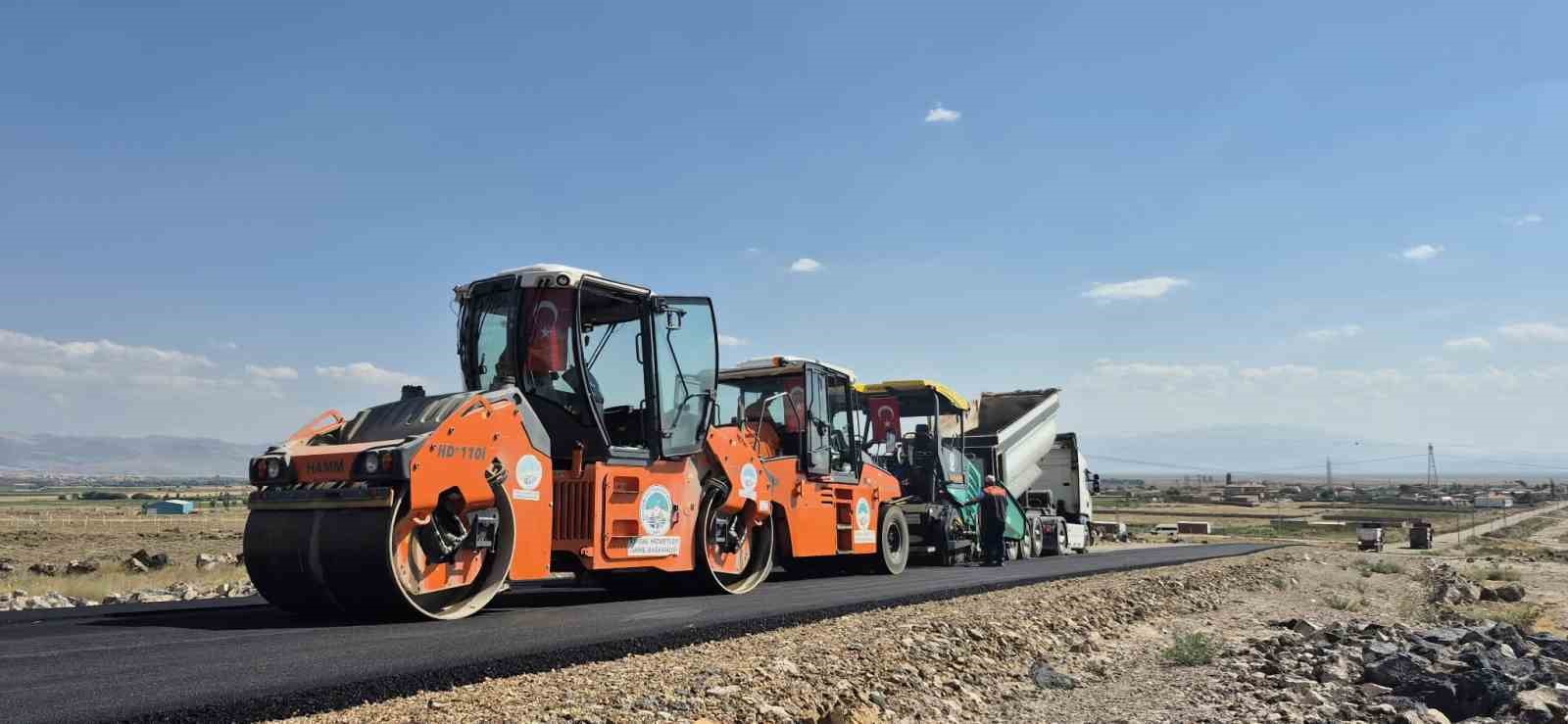 KAYSERİ BÜYÜKŞEHİR, DEVELİ’DE SICAK ASFALT ÇALIŞMALARINA BAŞLADI
