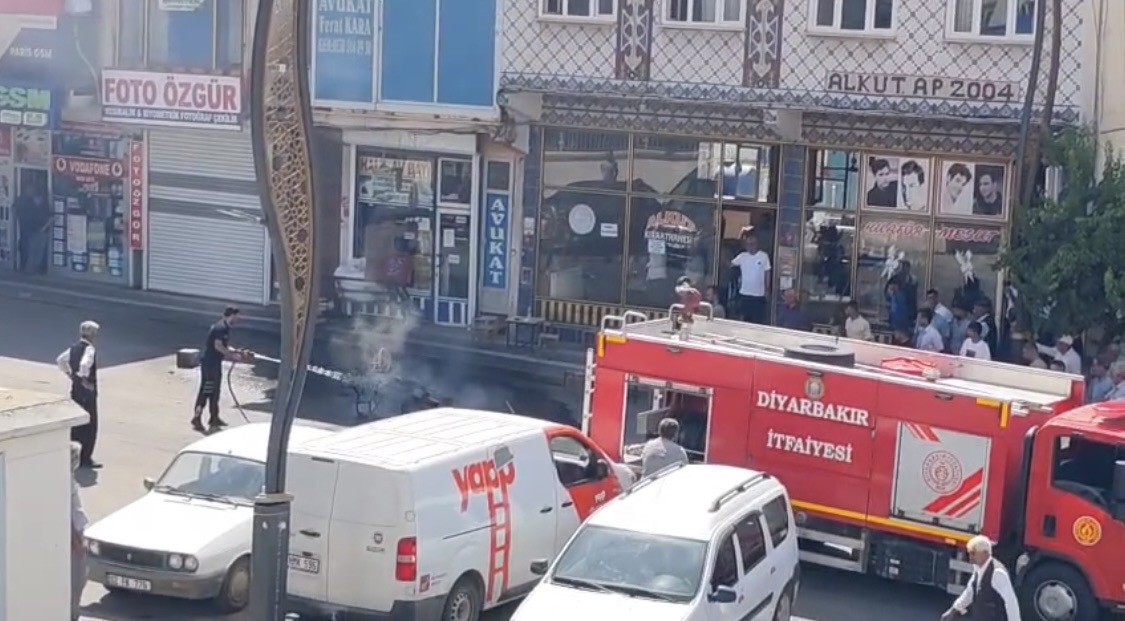 DİYARBAKIR’DA HAREKET HALİNDEKİ MOTOSİKLET ALEVLERE TESLİM OLDU