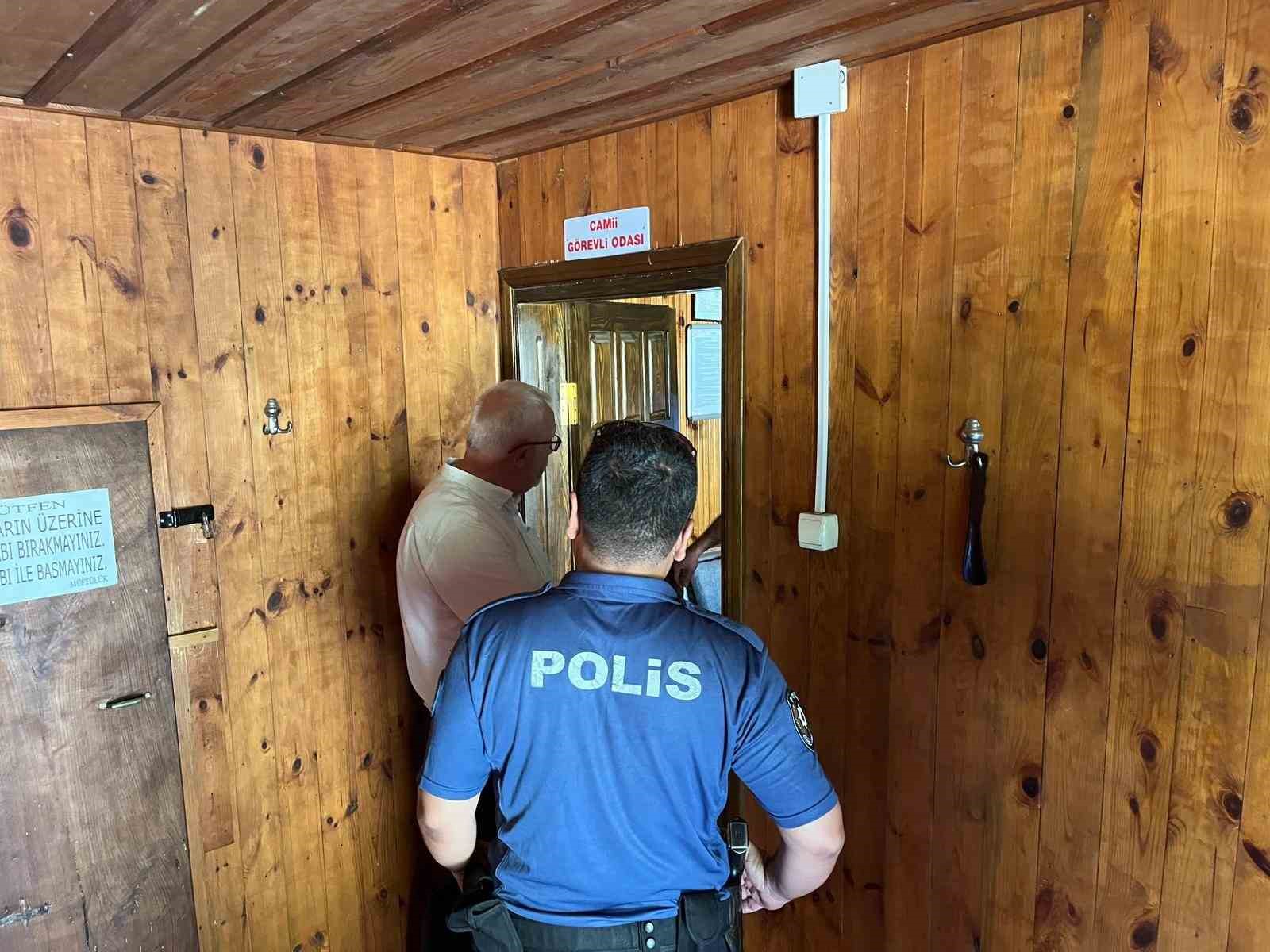 SİNOP’TA TARİHİ CAMİDE ŞÜPHELİ OLAY: ELEKTRİK HATTI KESİLDİ, İMAM ODASININ KAPISI ZORLANDI
