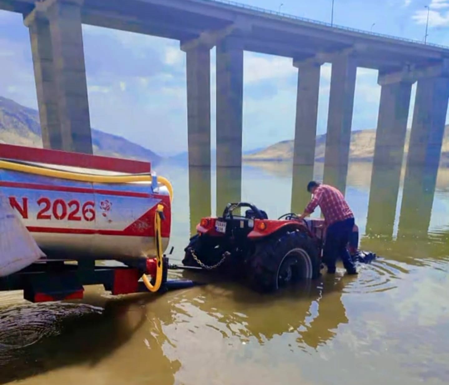 HASANKEYF’TE BARAJ SUYUNA GÖMÜLEN TRAKTÖRÜ VATANDAŞLAR ÇIKARDI
