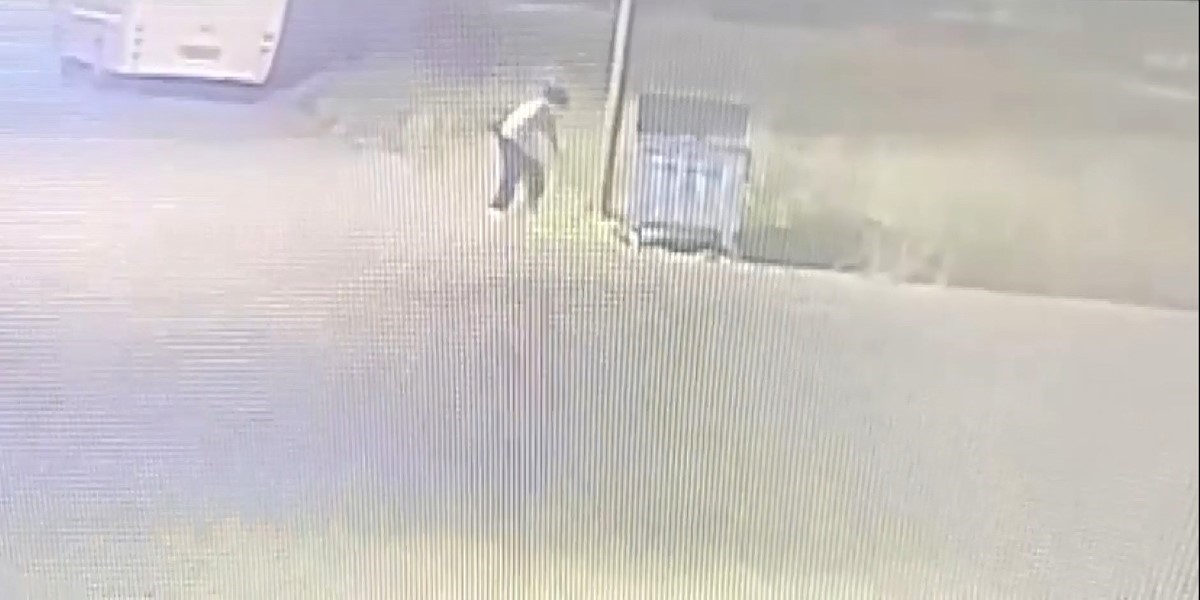 ÖNCE YAKTI SONRA OTURUP İZLEDİ
