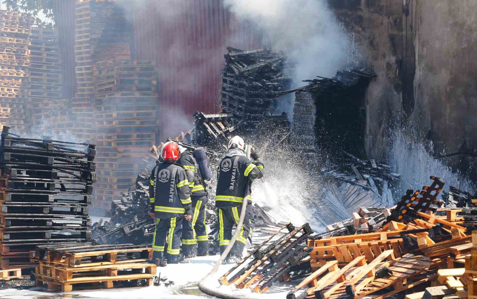 PALET FABRİKASINDA KORKUTAN YANGIN