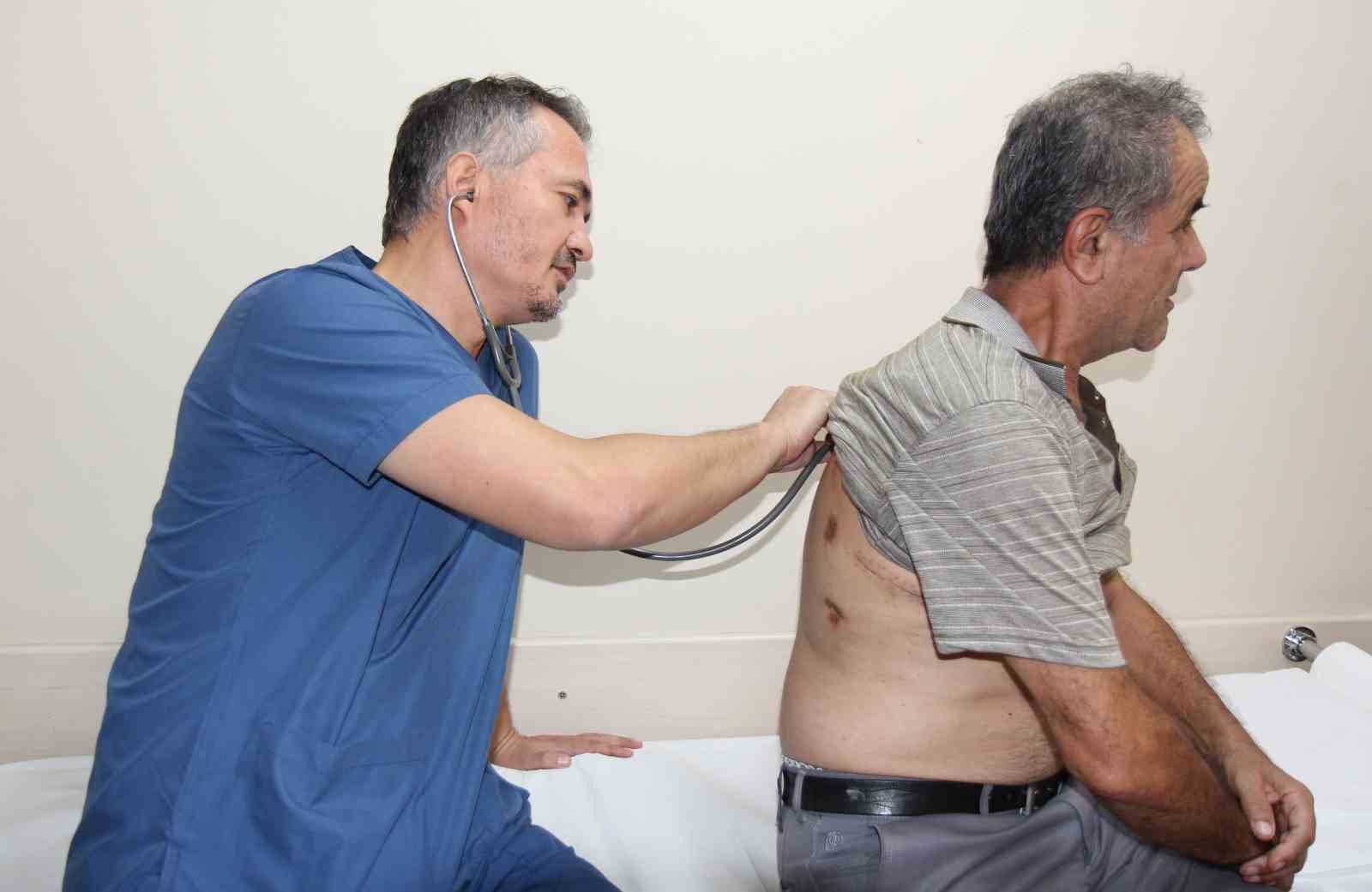 AKCİĞERİNDEKİ 20 SANTİMETRELİK DEV BALON AMELİYATLA ALINDI