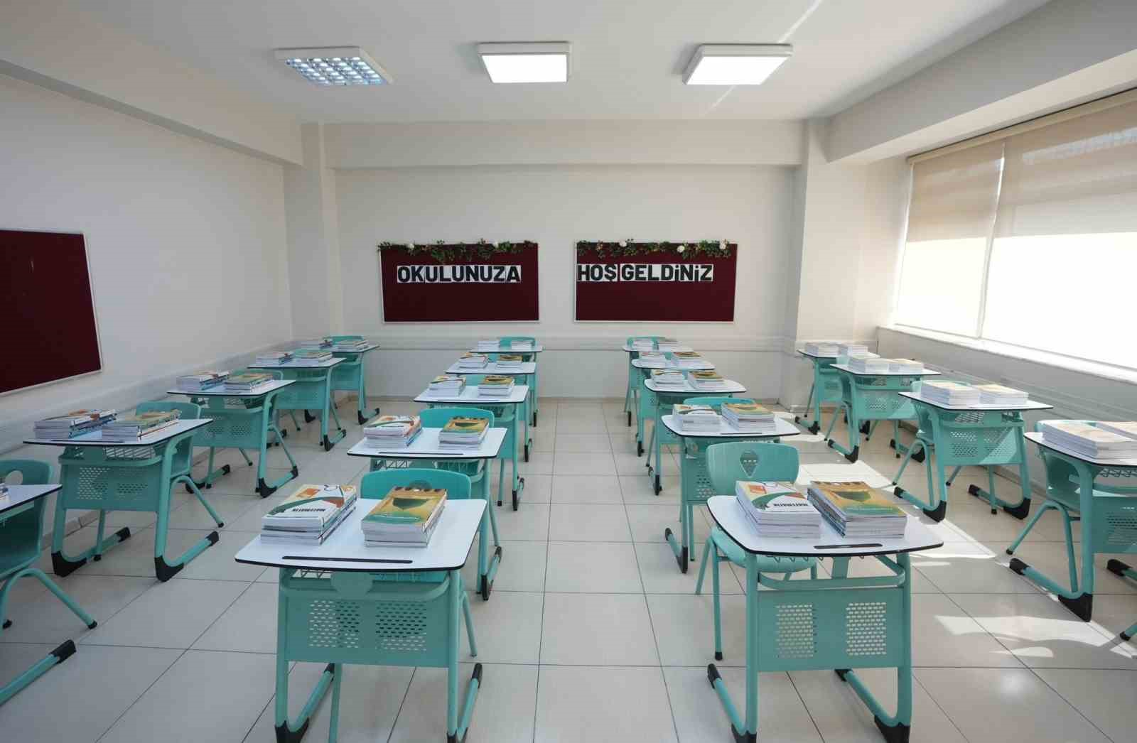 283 MİLYONDAN FAZLA DERS KİTABI SIRALARDAKİ YERİNİ ALMAYA BAŞLADI