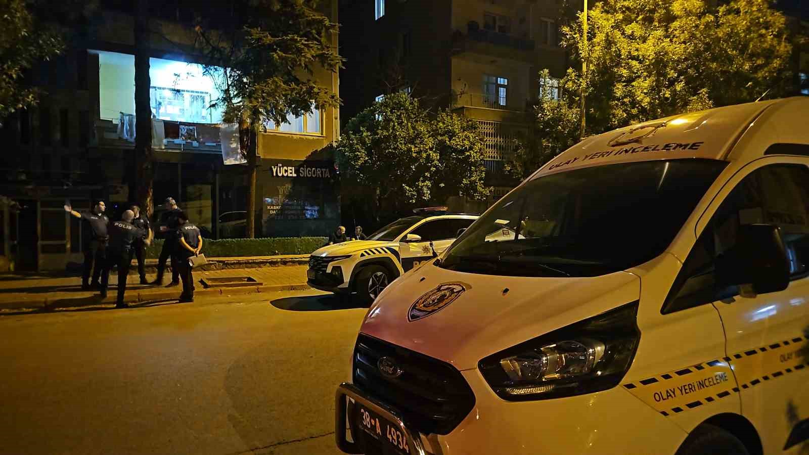 TARTIŞTIĞI ÜVEY BABASINI BIÇAKLAYARAK AĞIR YARALADI