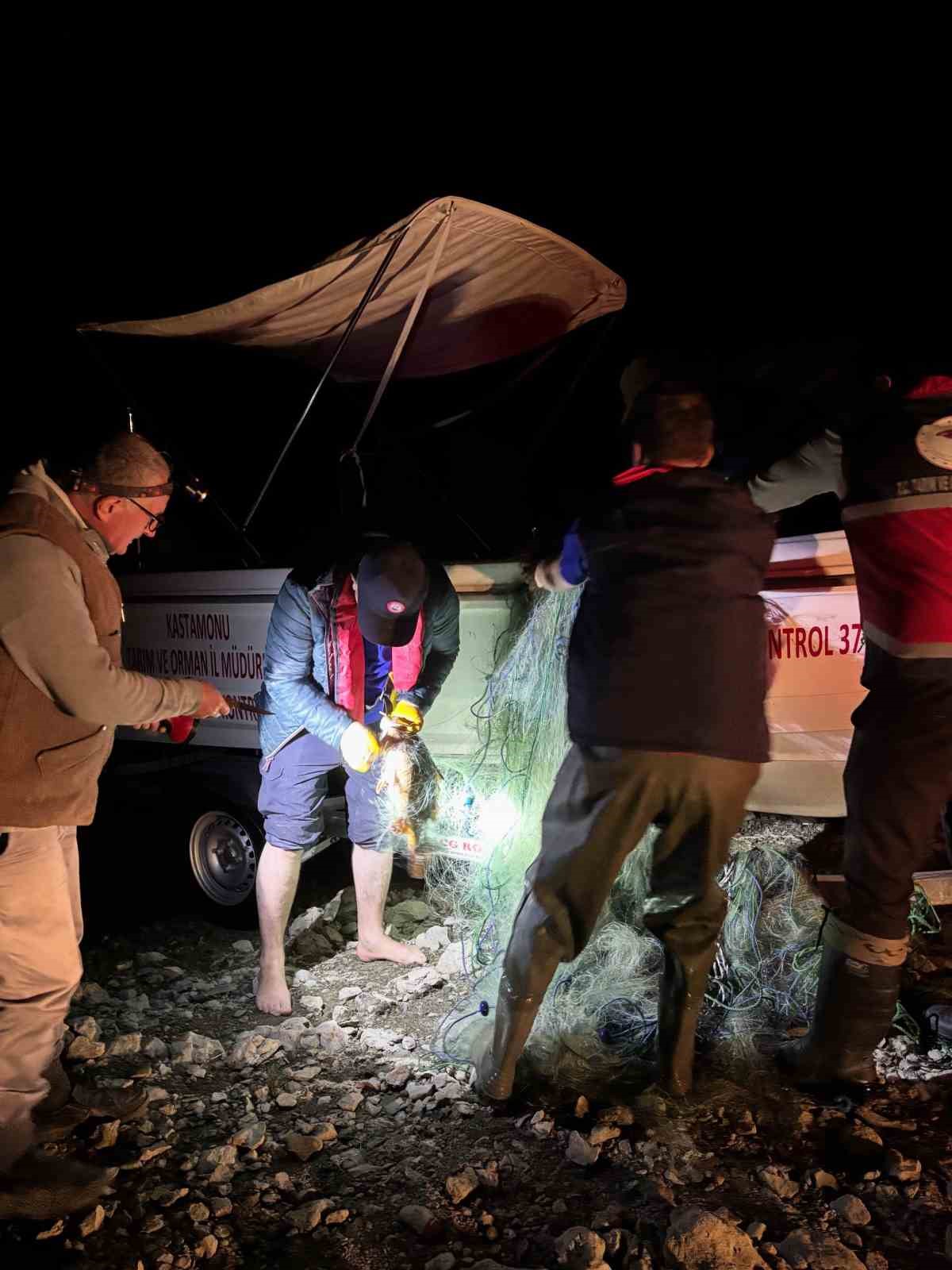 KASTAMONU’DA BARAJDAN 2 BİN 500 METRE AĞ ÇIKTI, KURTARILAN 225 SAZAN GÖLETE BIRAKILDI