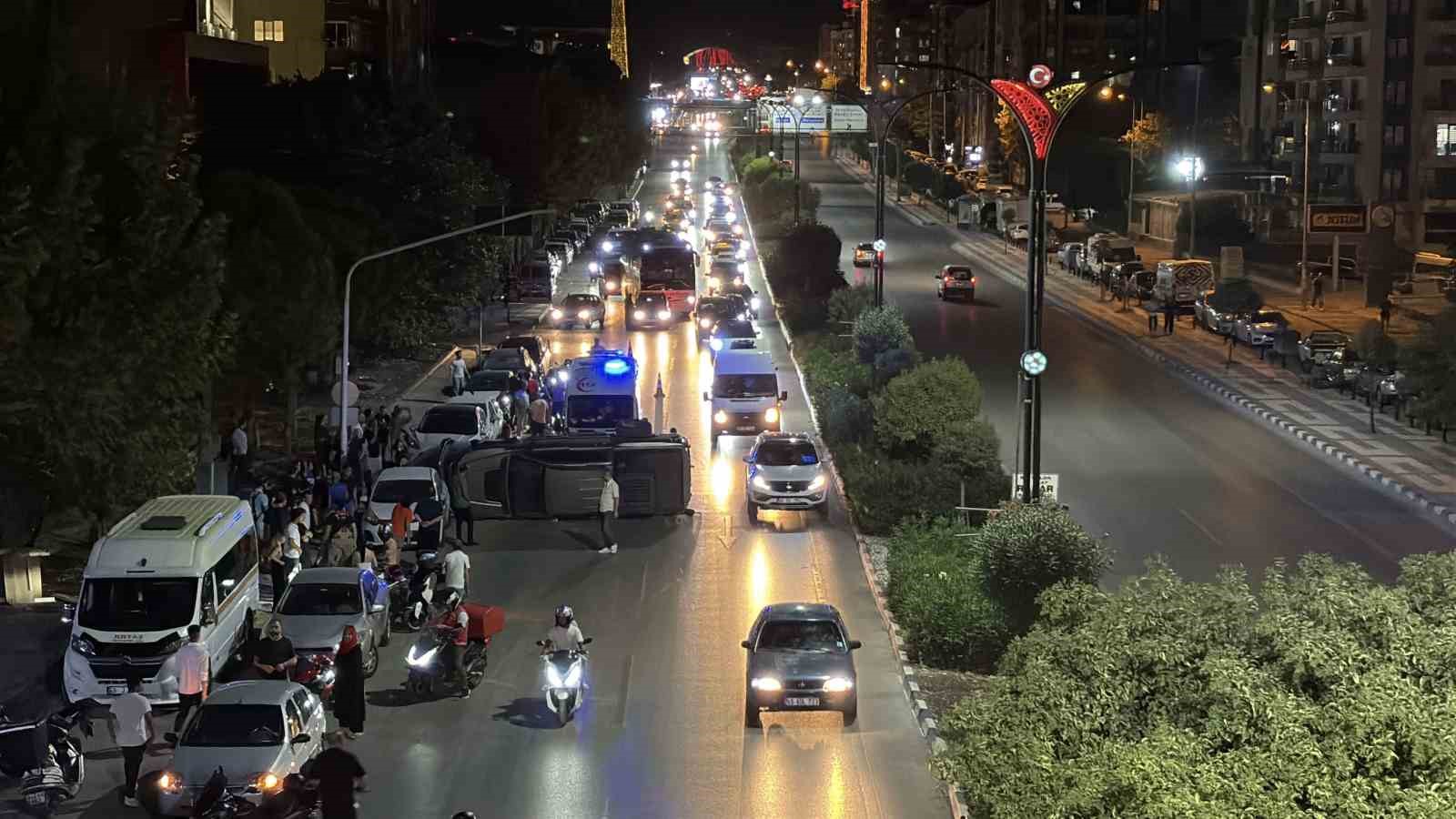 MAKAS ATAN SÜRÜCÜ 5 ARACA ÇARPIP KAYIPLARA KARIŞTI