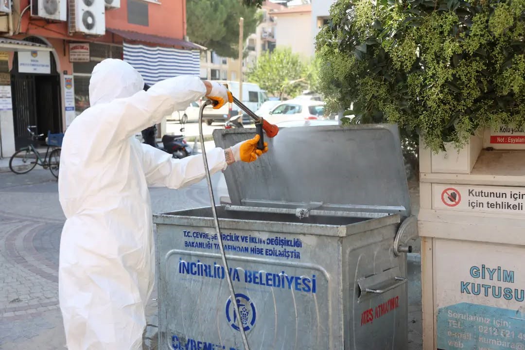 İNCİRLİOVA’DA KARASİNEKLE MÜCADELE İÇİN ÇÖP KONTEYNERLERİ İLAÇLANDI