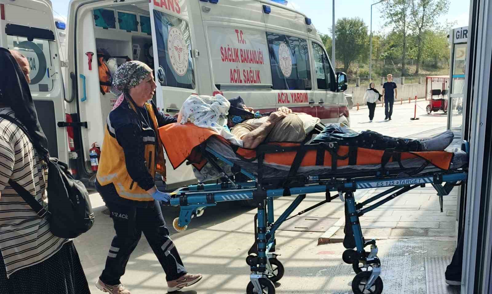 BAFRA’DA TRAKTÖRÜN RÖMORKU DEVRİLDİ: 6 YARALI
