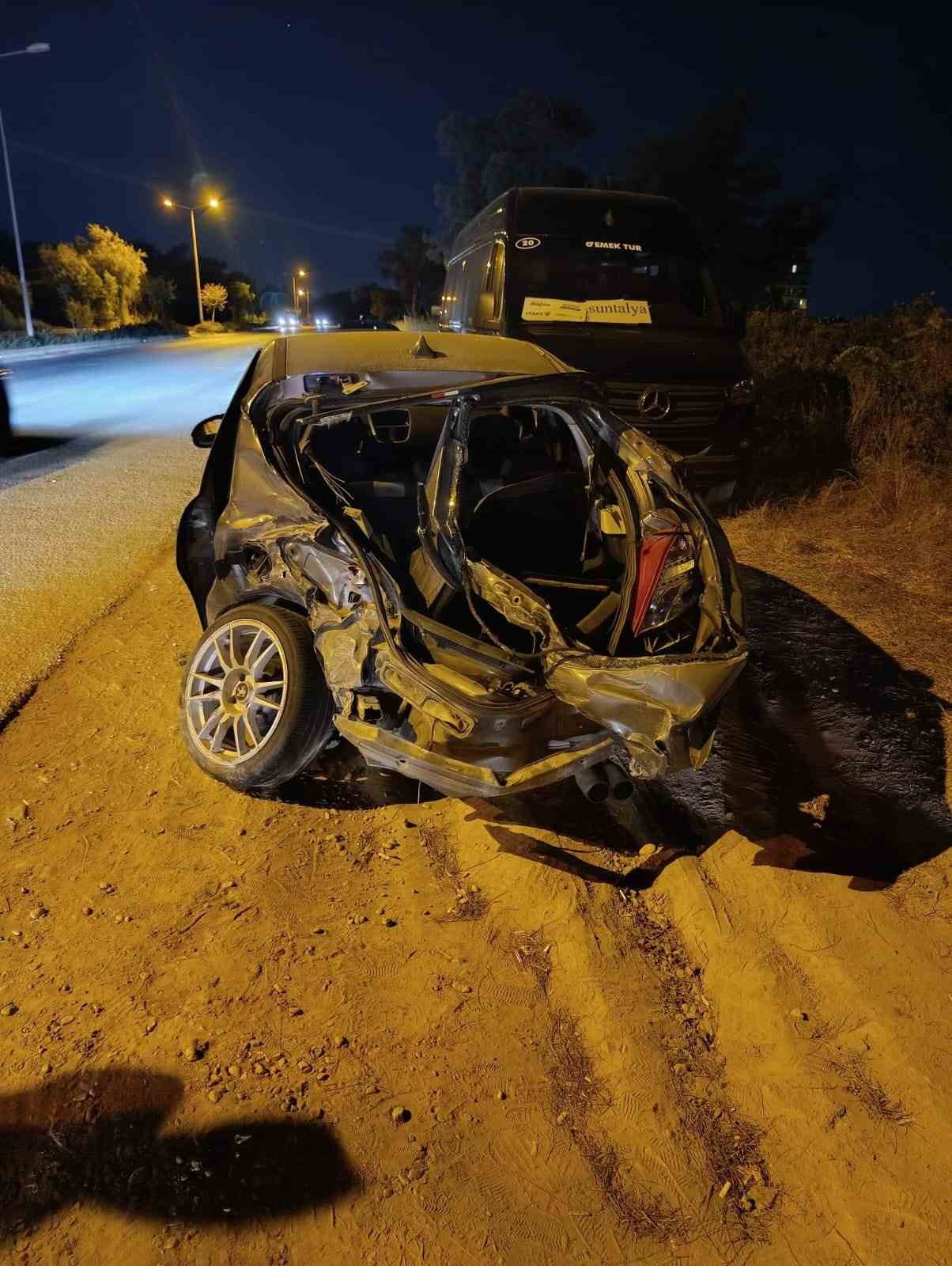 MANAVGAT’TA KARŞI ŞERİDE GEÇEN OTOMOBİL OTOBÜSE ÇARPTI: 1 YARALI