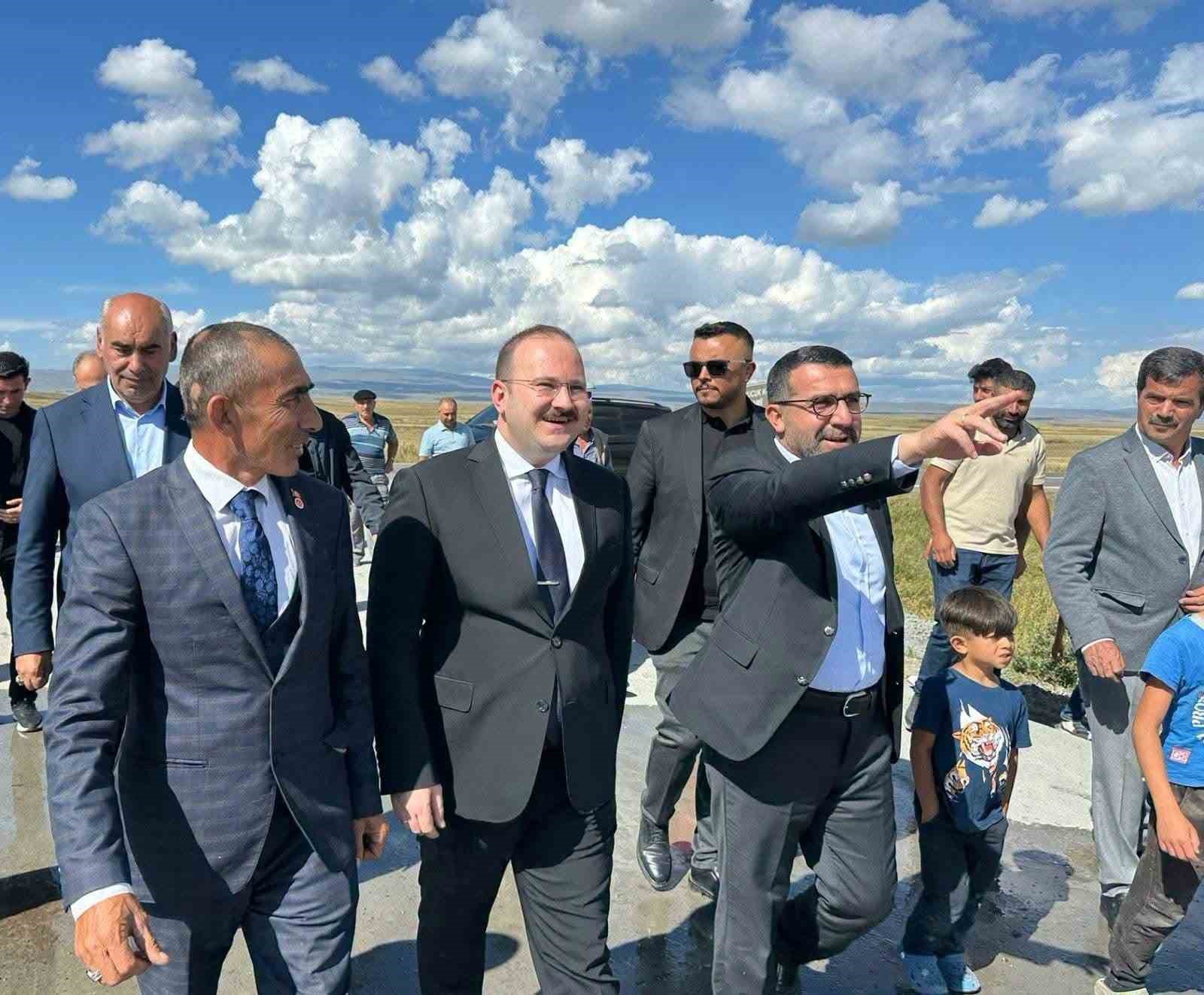 ARPAÇAY’DA KÖY YOLLARI BETONLA GÜÇLENİYOR: KUYUCUK KÖYÜNE 650 METRELİK BETON YOL
