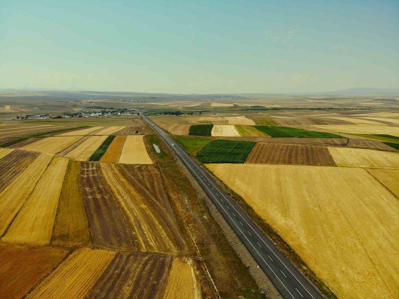 KARS’TA TARIM ARAZİLERİ HAVADAN GÖRÜNTÜLENDİ: TARLALAR HALI VE KİLİM DESENLERİNİ ARATMADI