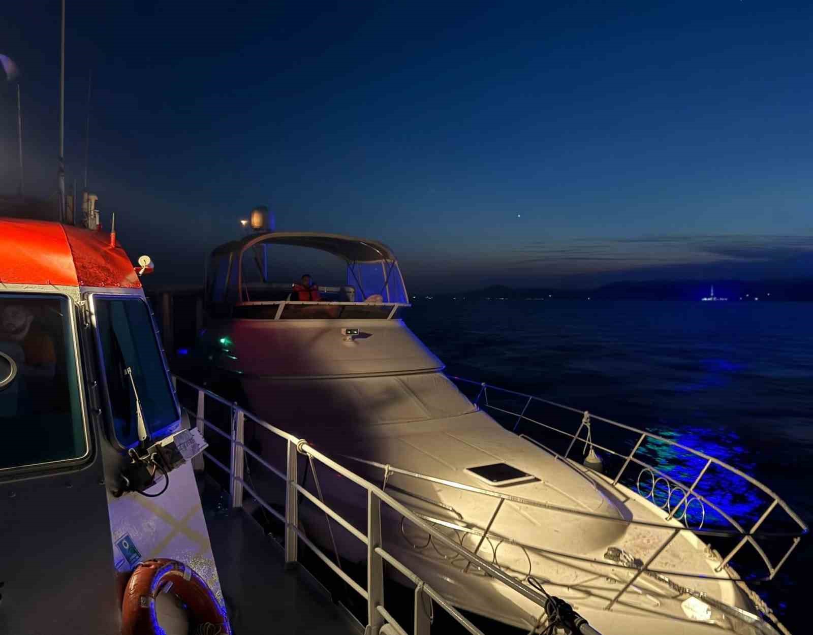 ÇANAKKALE BOĞAZI’NDA İÇİNDE 2 KİŞİNİN BULUNDUĞU SÜRÜKLENEN TEKNE KURTARILDI