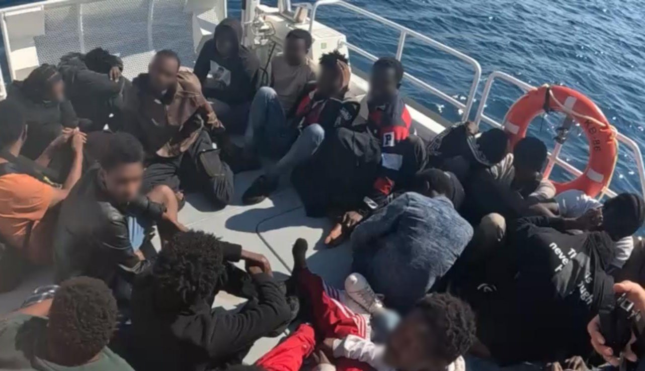 İZMİR’DE 56 DÜZENSİZ GÖÇMEN YAKALANDI, 20 GÖÇMEN KURTARILDI