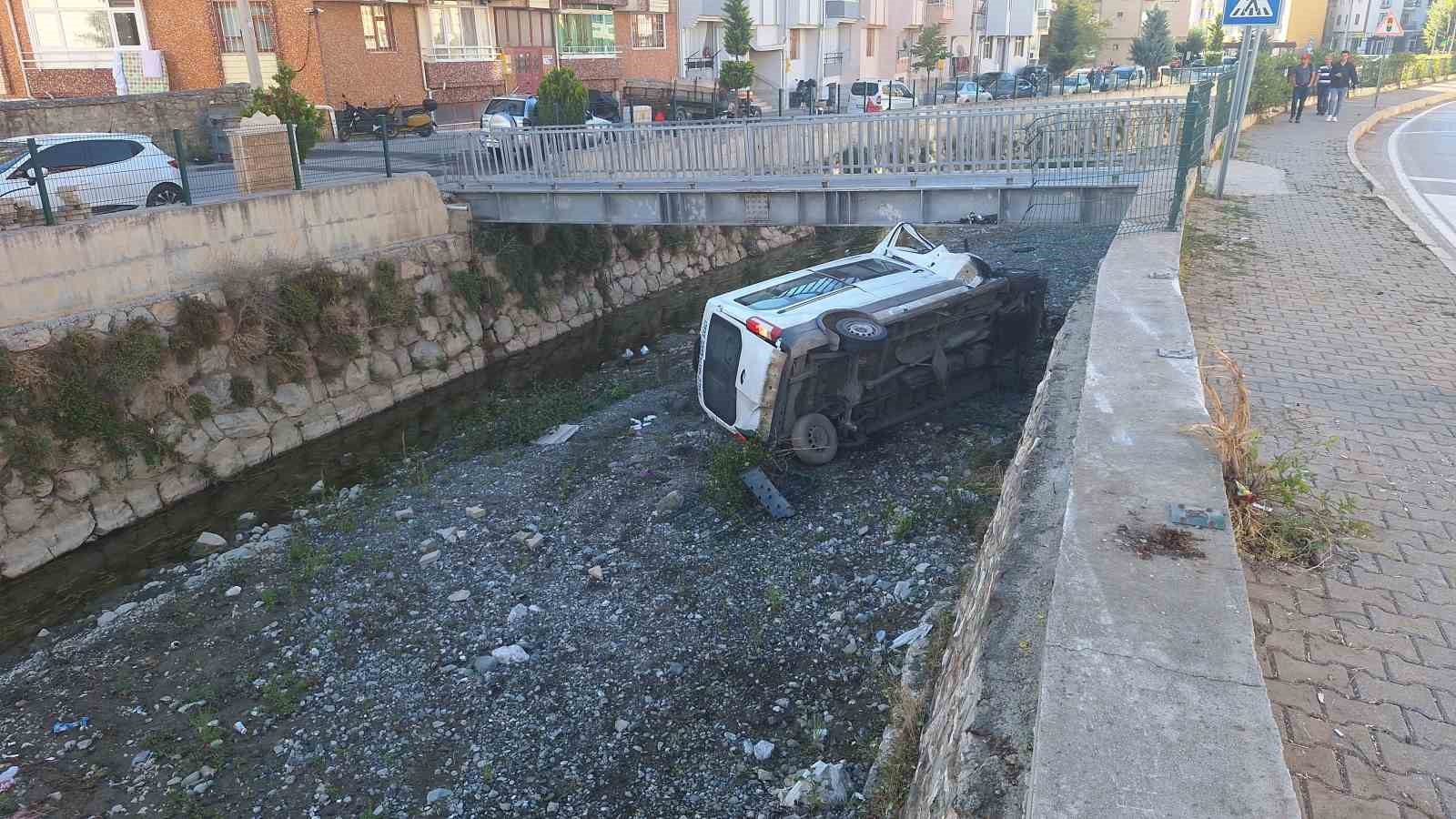 DİYALİZ HASTASI NAKİL ARACI ÇAYA UÇTU: 6 YARALI