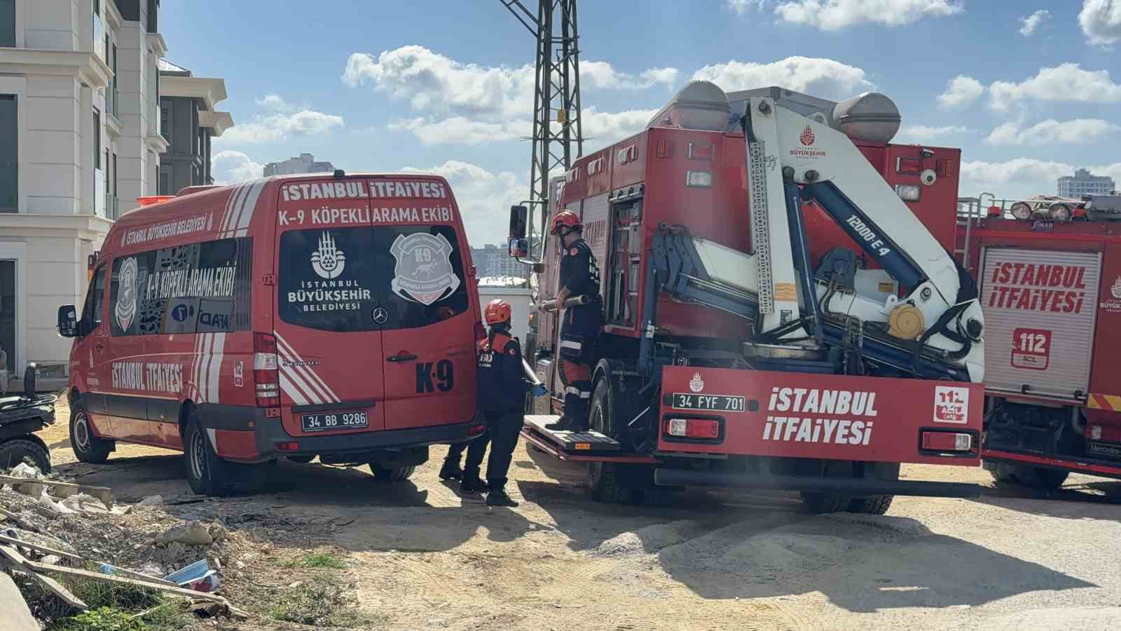 BAŞAKŞEHİR’DE İNŞAATTA GÖÇÜK: 1 İŞÇİ TOPRAK ALTINDA