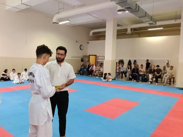 ÇOCUK EVLERİ SİTESİNDE KALAN SPORCU, KUŞAK SINAVINI BAŞARIYLA GEÇTİ