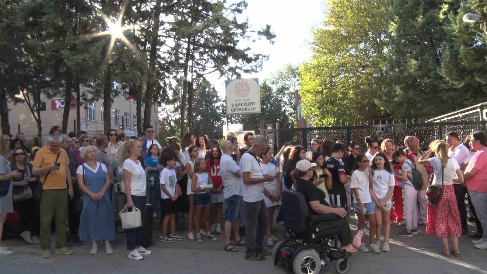 DİLEK ÖZER ORTAOKULU VELİLERİ OKUL ÖNÜNDE TOPLANDI: "ÇOCUKLARIMIZ GÜVENDE OLSUN"
