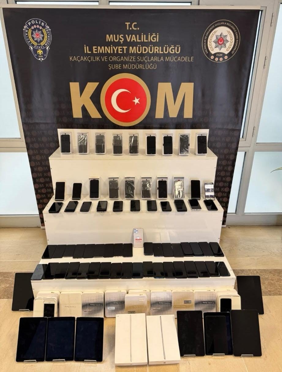 MUŞ’TA KAÇAKÇILIK OPERASYONU: 98 ADET CEP TELEFONU, 11 ADET TABLET VE 20 KİLO NARGİLE TÜTÜNÜ ELE GEÇİRİLDİ