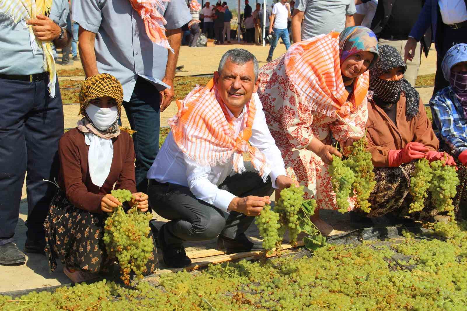 ÖZGÜR ÖZEL, MANİSA’DA ÜZÜM KURUTMA ALANINDA ÜRETİCİLERLE BULUŞTU