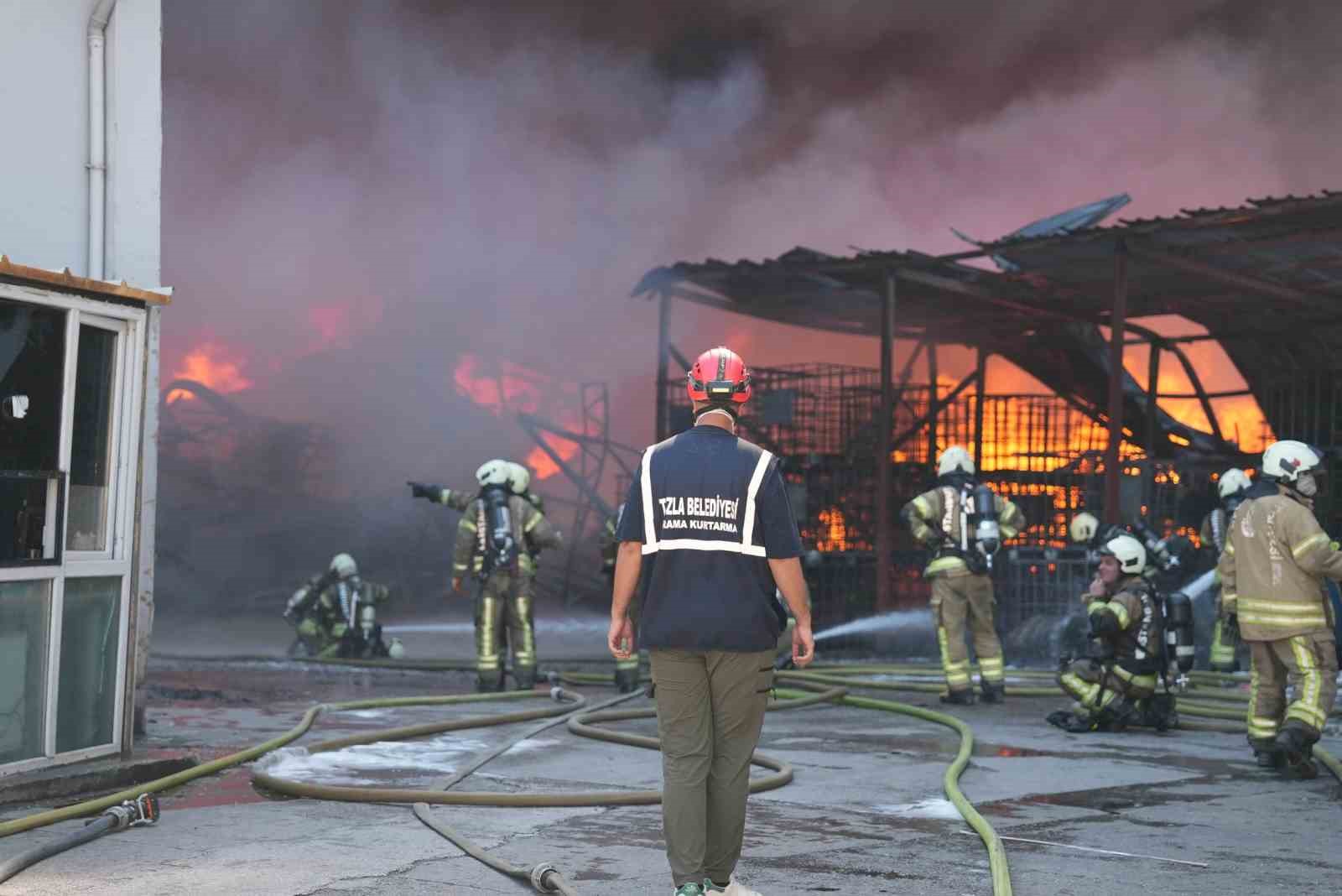 TUZLA’DA LOJİSTİK DEPO YANGININA BELEDİYEDEN DESTEK