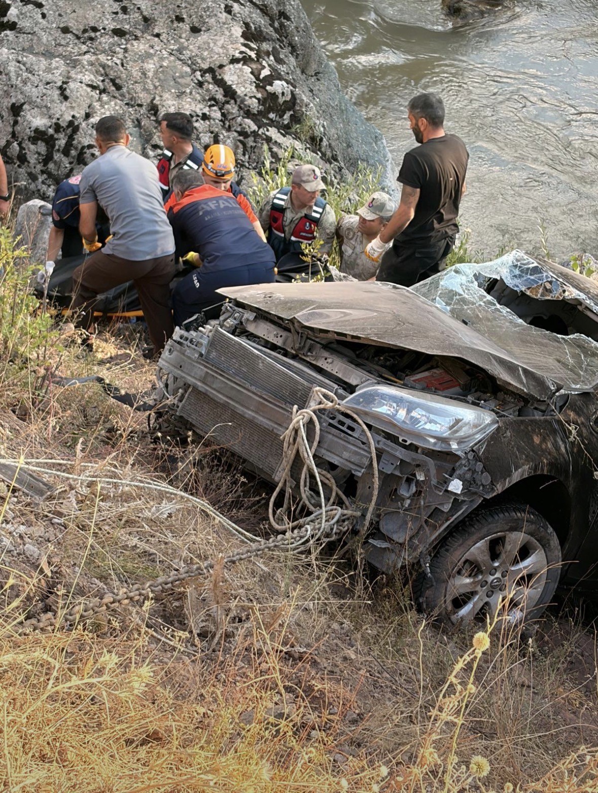 BİNGÖL’DE ARAÇ DEREYE UÇTU: 1 ÖLÜ, 4 YARALI