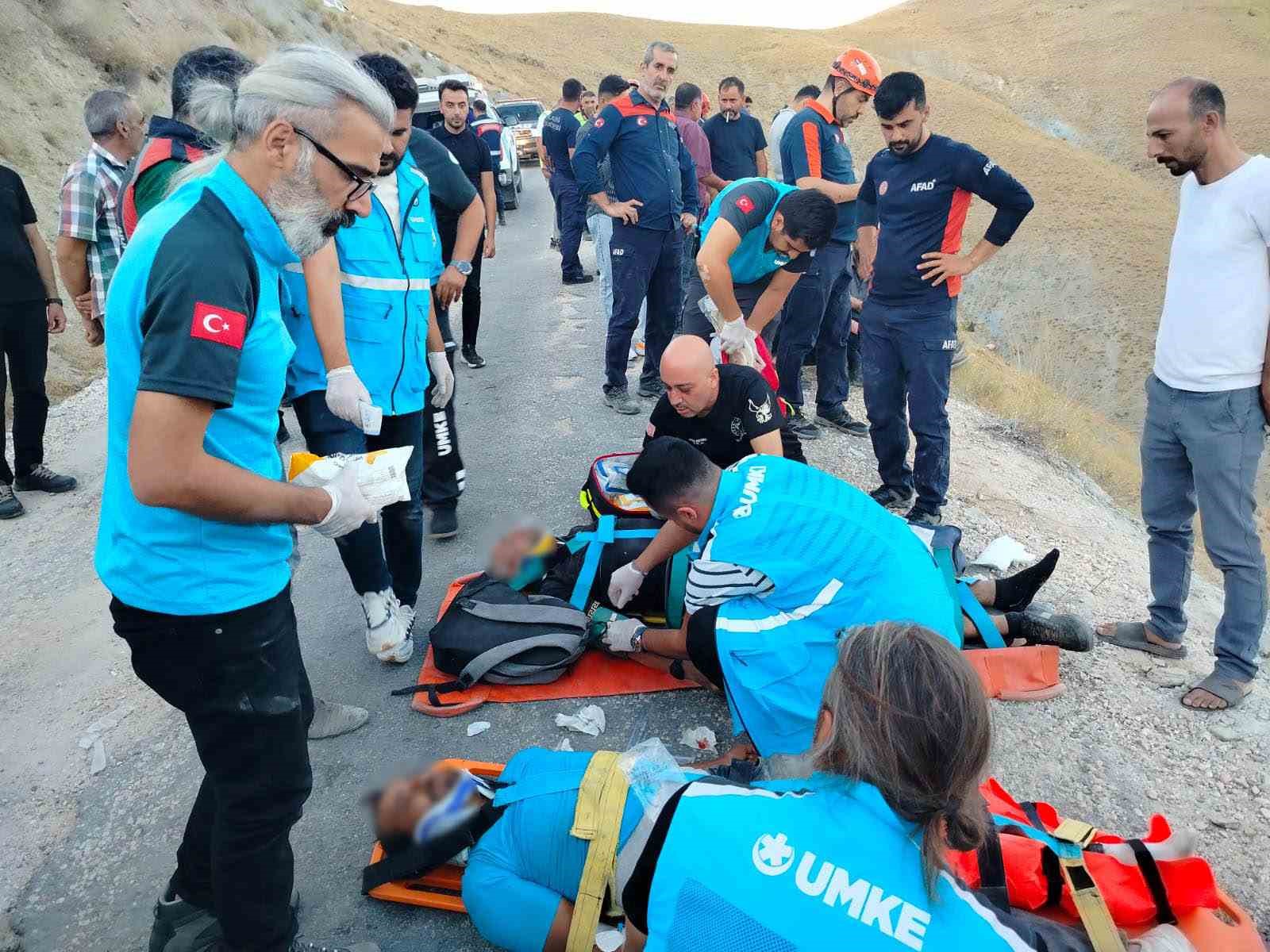 ELAZIĞ’DA MİNİBÜS UÇURUMA YUVARLANDI: 5’İ AĞIR 13 YARALI