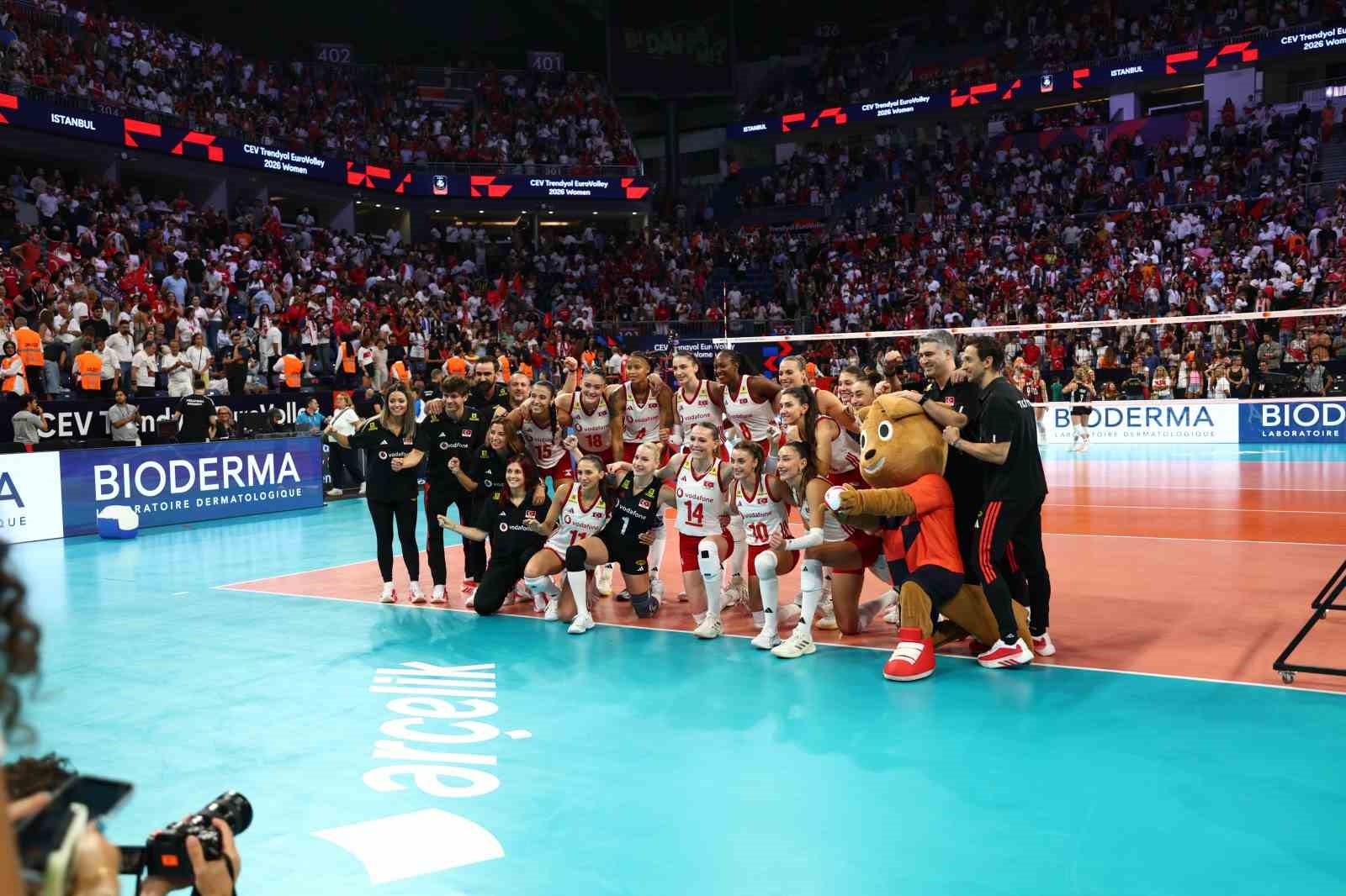 A MİLLİ KADIN VOLEYBOL TAKIMI, AVRUPA ŞAMPİYONASI’NDA YARI FİNALE YÜKSELDİ