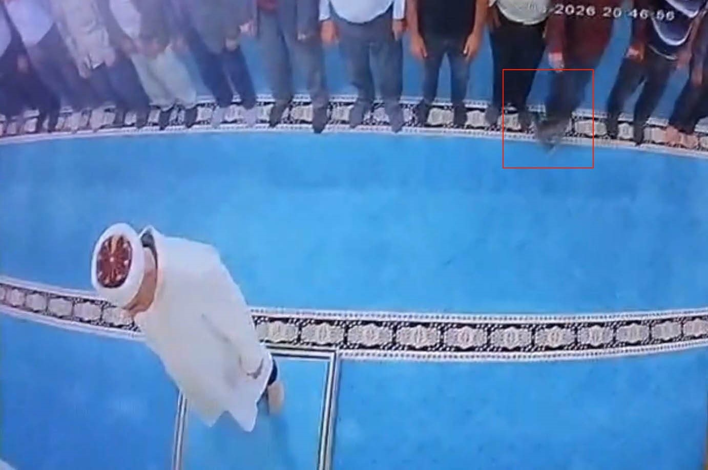 CAMİDE KEDİYİ TEKMELEYEN ŞAHIS GÖZALTINDA, HAYVAN SEVERLER KEDİYİ ARIYOR