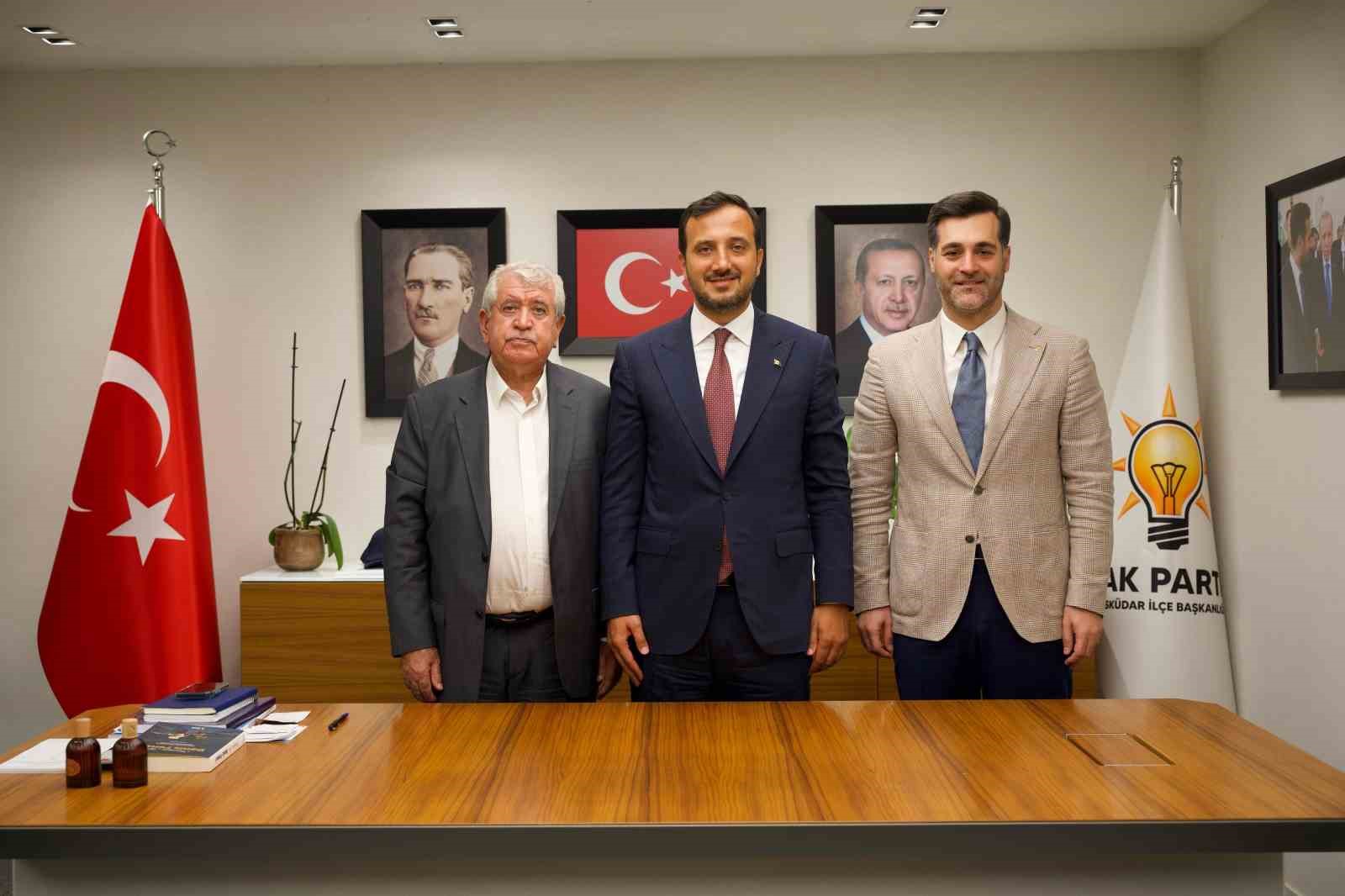 ÜSKÜDAR’DA 4 CHP’Lİ MECLİS ÜYESİ AK PARTİ’YE KATILDI