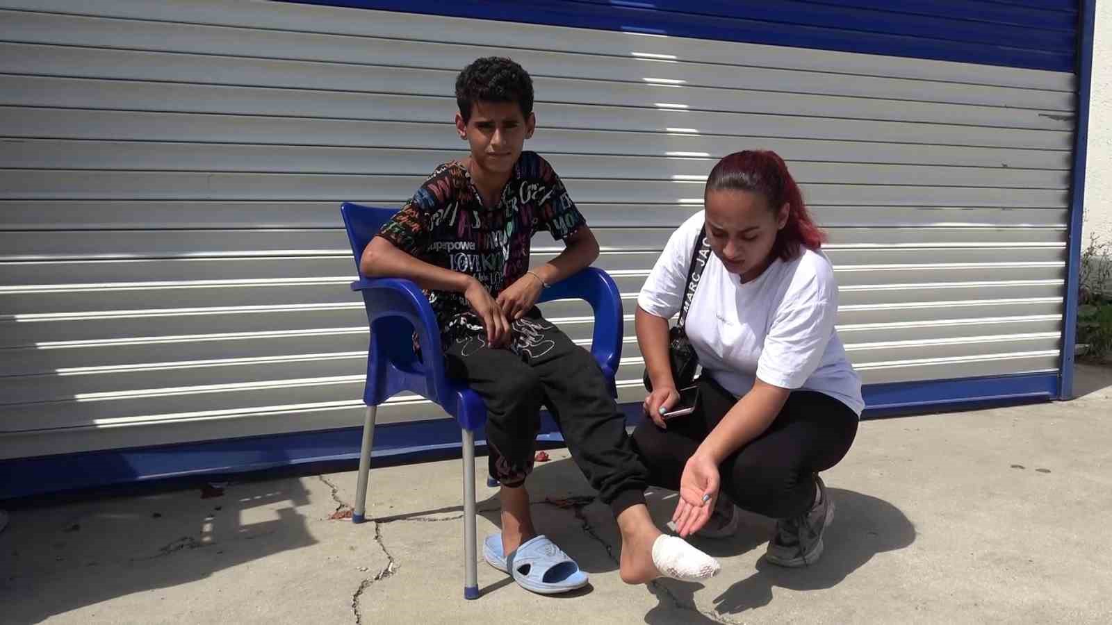 ’SEVERDİM’ DEDİĞİ SOKAK KÖPEĞİNİN ISIRDIĞI ÇOCUK AYAĞINDAN YARALANDI