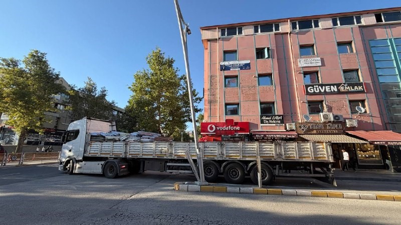 ERZİNCAN’DA TIRIN DORSESİ AYDINLATMA DİREĞİNE ÇARPTI