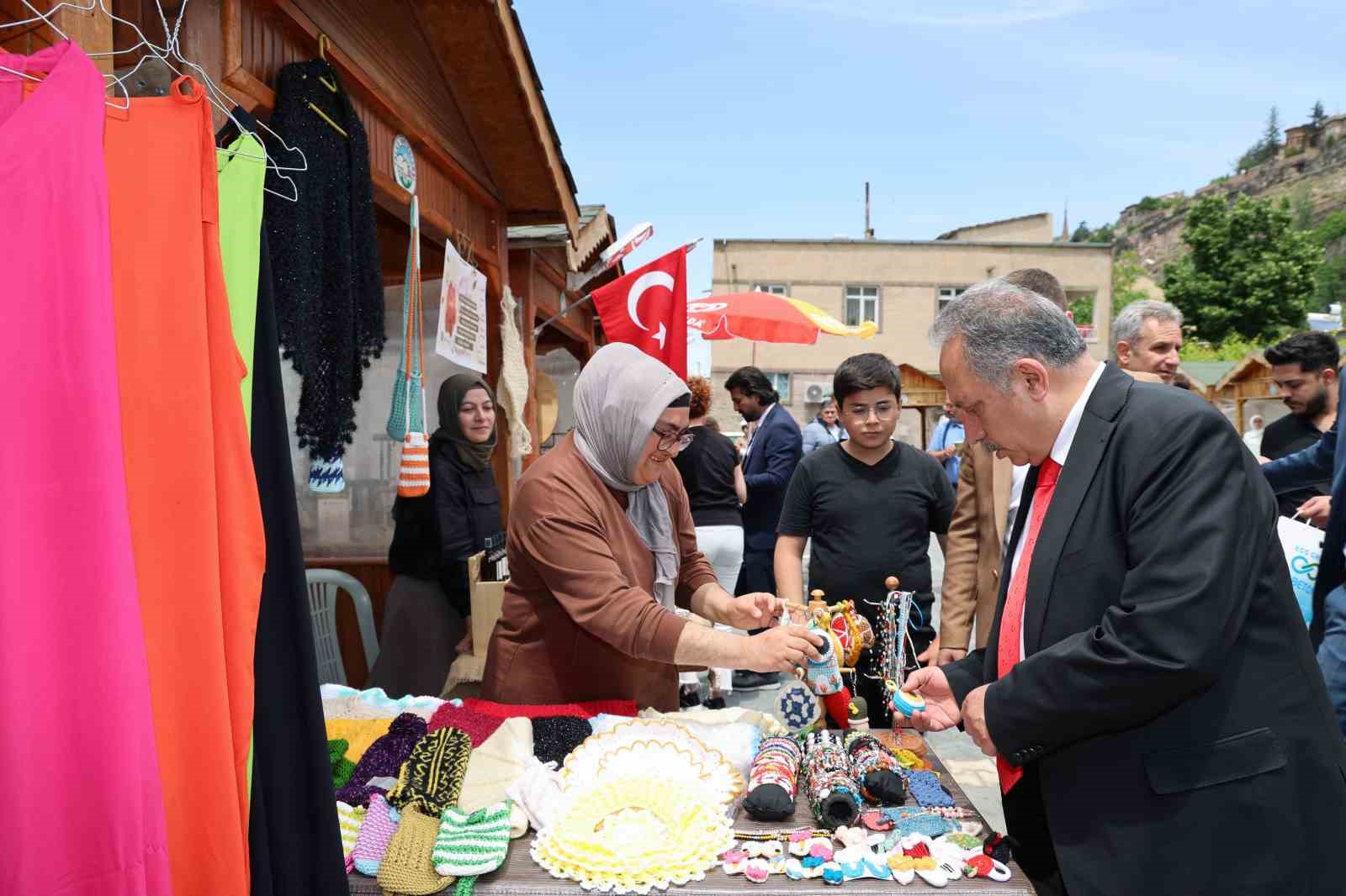 TALAS’IN MAHARETLİ ELLERİ SONBAHARA MERHABA DİYOR