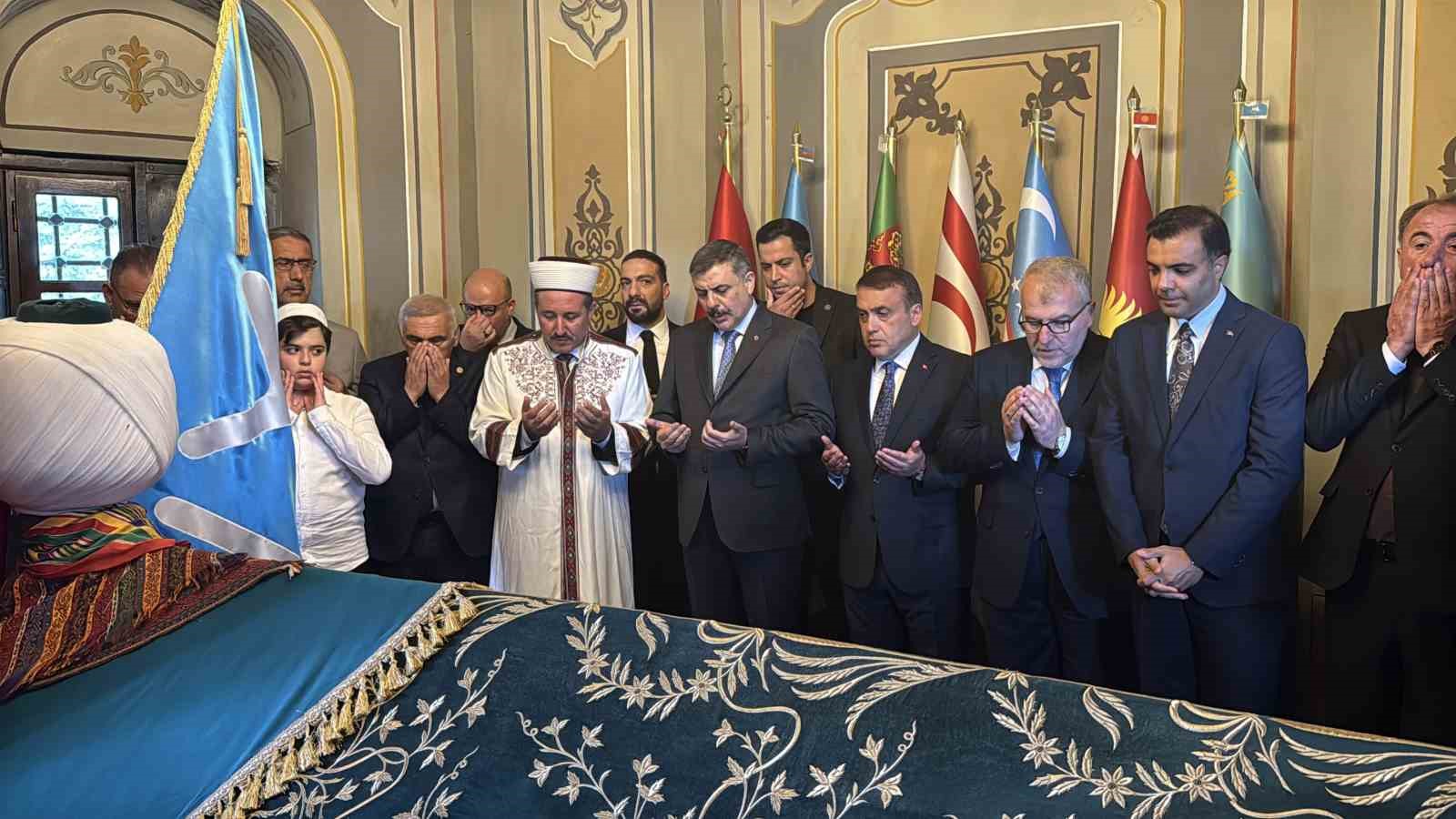 BAKAN ÇİFTÇİ, ERTUĞRUL GAZİ TÜRBESİ’Nİ ZİYARET ETTİ, HAFIZLIK ÖĞRENİMİ GÖREN ÖĞRENCİYE BİSİKLET HEDİYE ETTİ