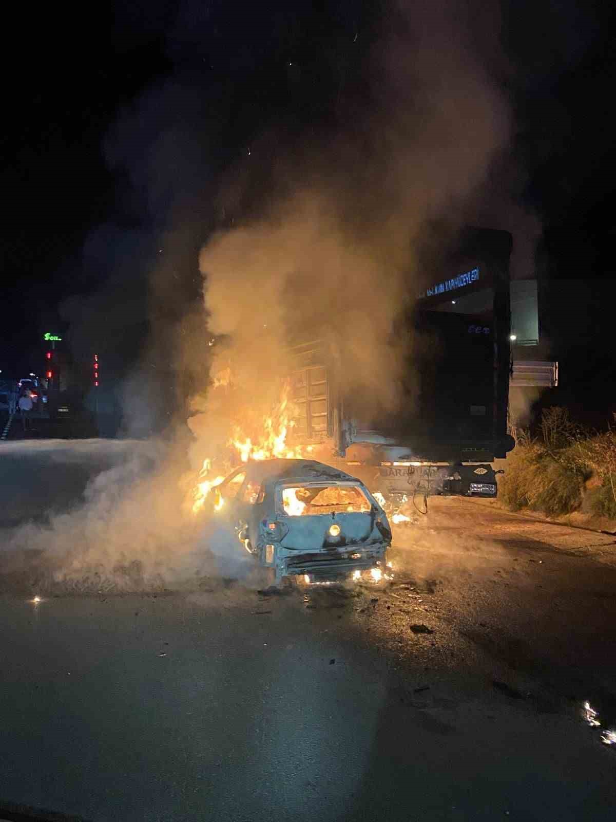 OTOMOBİL İLE BÜYÜKBAŞ HAYVAN YÜKLÜ TIRIN ÇARPIŞMASI SONUCU YANGIN ÇIKTI, 4 HAYVAN TELEF OLDU