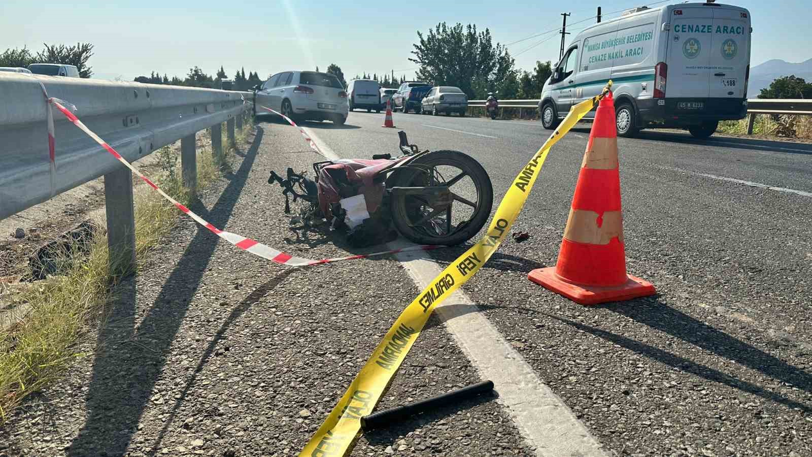 OTOMOBİL MOTOSİKLETE ARKADAN ÇARPTI: 1 ÖLÜ 3 YARALI
