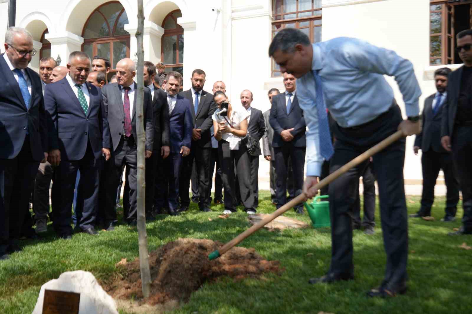 BAKANI ÇİFTÇİ, ADINI TAŞIYAN ÇINAR FİDANINI DİKEREK CAN SUYU VERDİ