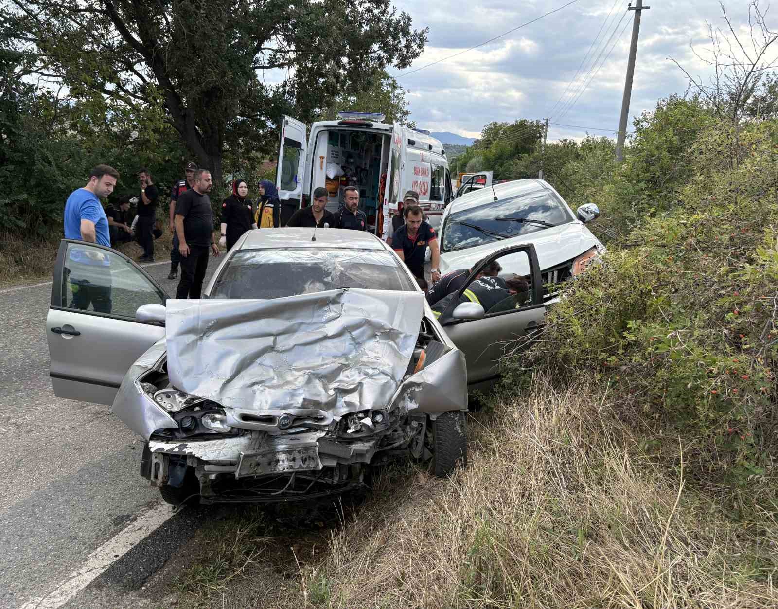 KASTAMONU’DA KAMYONET İLE OTOMOBİL ÇARPIŞTI: 4 YARALI