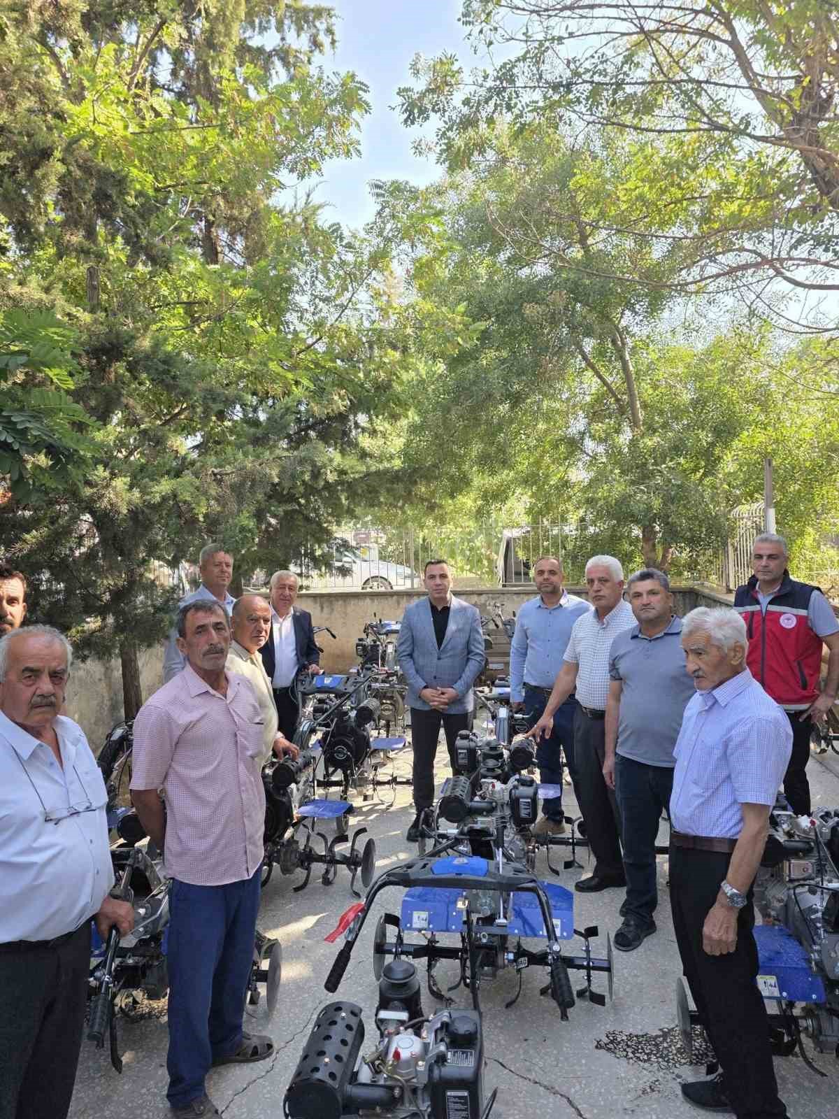 ÇİFTÇİLERE HİBE DESTEKLİ TARIM ALETLERİ DAĞITILDI