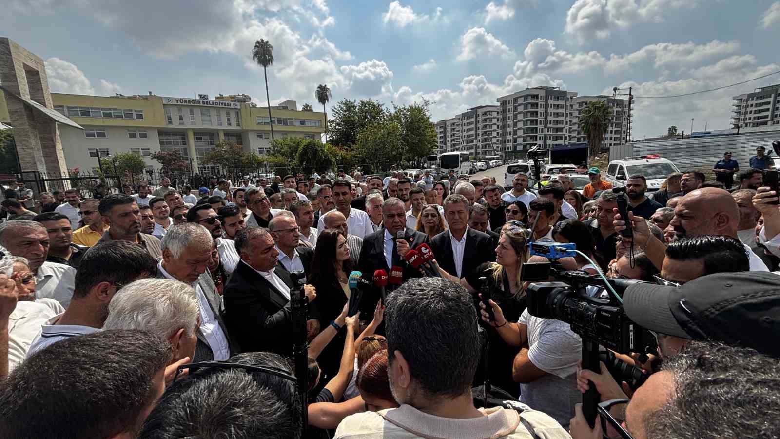 YÜREĞİR BELEDİYESİ ÖNÜNDE BAŞKAN VEKİLLİĞİ KARARINA TEPKİ