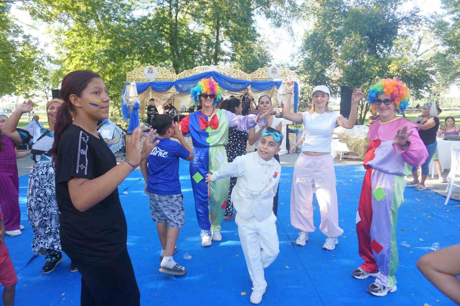 EDİRNE’DE SÜNNET ŞÖLENİNDE RENKLİ GÖRÜNTÜLER OLUŞTU