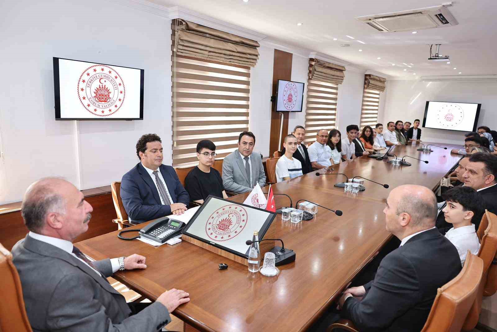 VALİ ÇALGAN, LGS VE YKS’DE DERECEYE GİREN ÖĞRENCİLERE ÖVGÜ: "SİZ BİZİM YÜZ AKIMIZSINIZ"