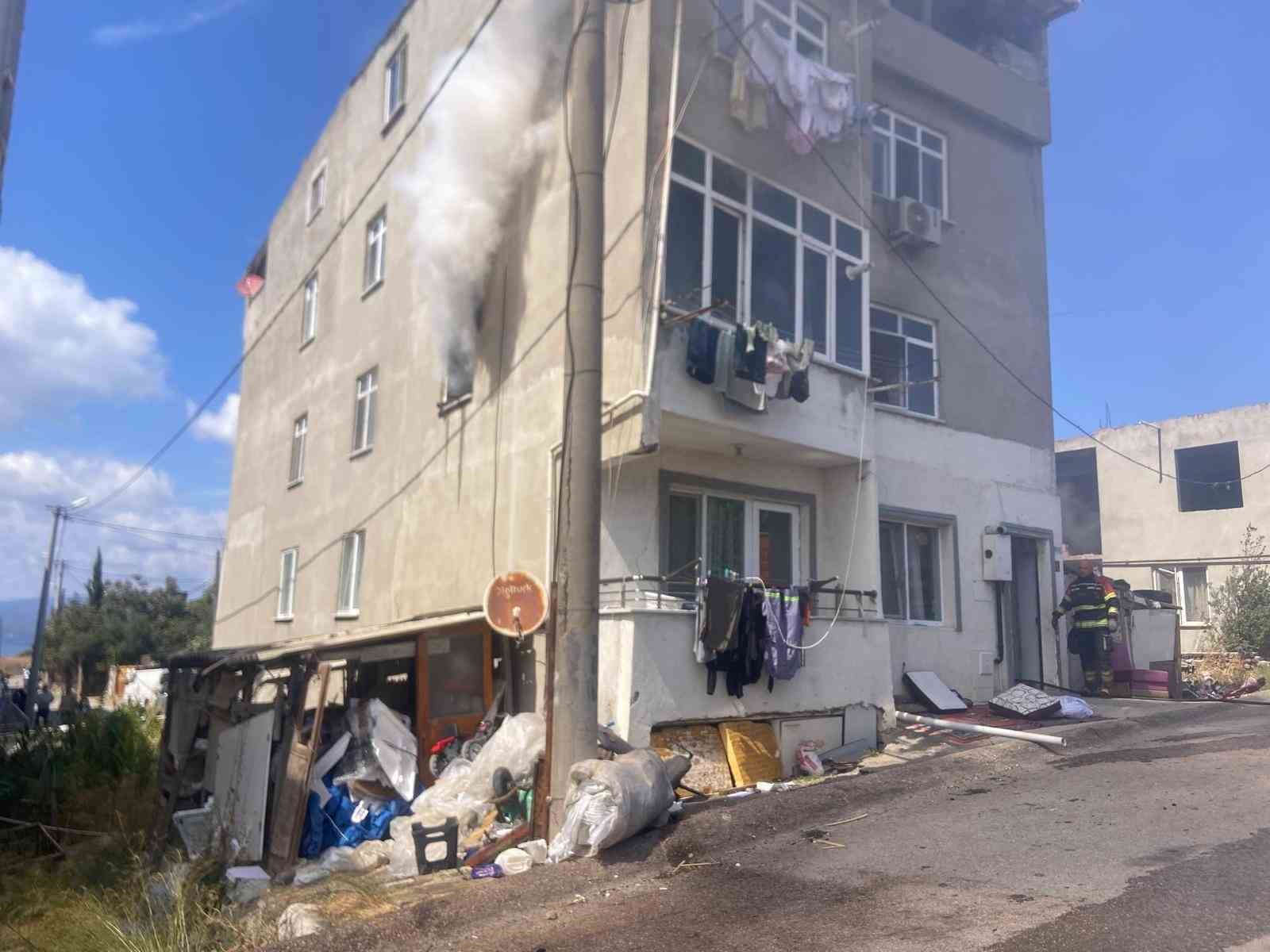 BANDIRMA’DA APARTMAN YANGINI İTFAİYE EKİPLERİNCE SÖNDÜRÜLDÜ