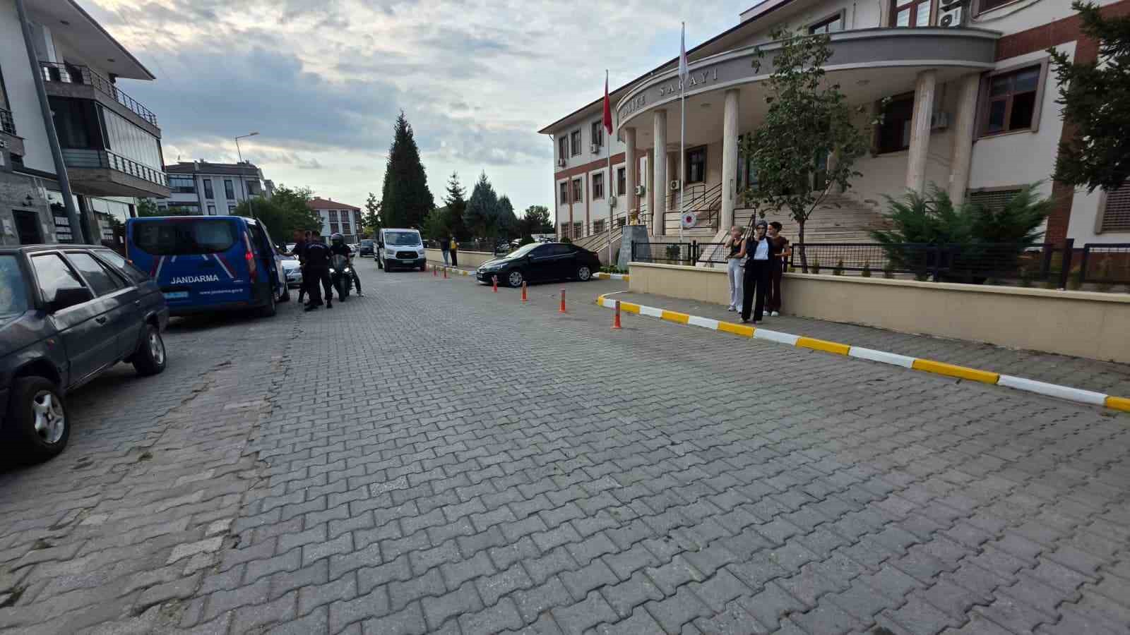 SAKARYA’DA TARTIŞTIĞI EŞİNİ BIÇAKLAYAN ŞAHIS TUTUKLANDI