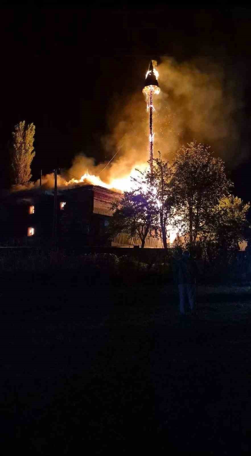 ARTVİN’DE TARİHİ CAMİDE ÇIKAN YANGIN LOJMANA SIÇRADI