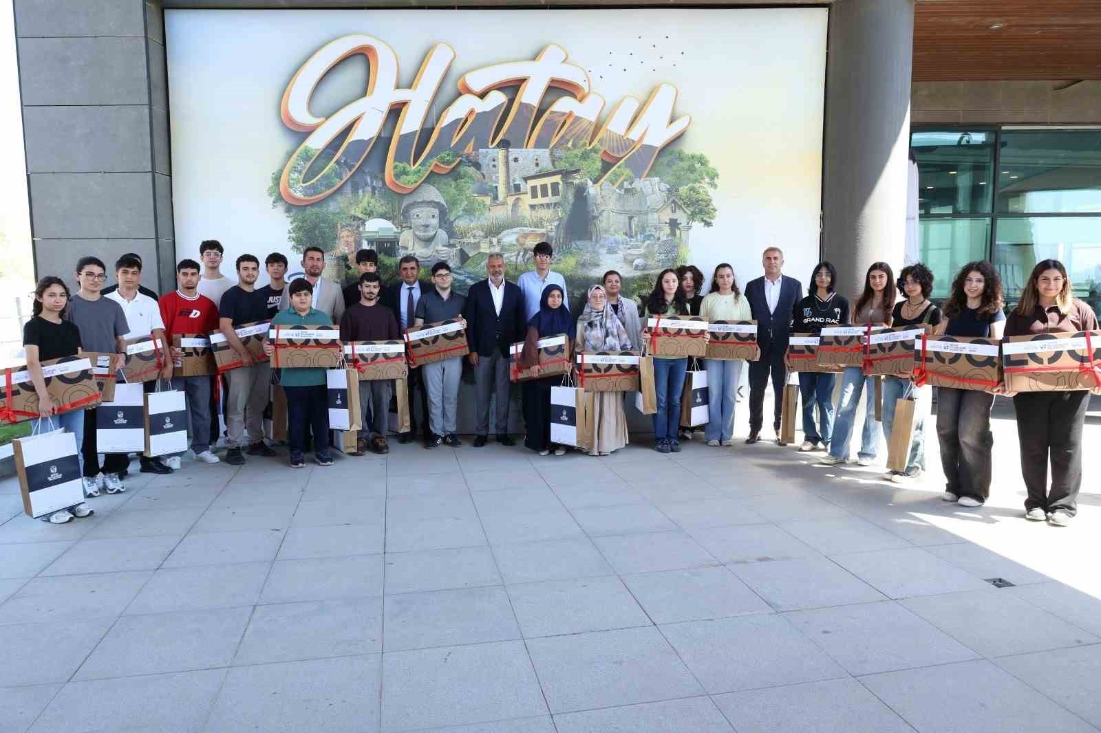HATAY’IN BAŞARILI GENÇLERİ ÖDÜLLERİNİ BAŞKAN ÖNTÜRK’TEN ALDI