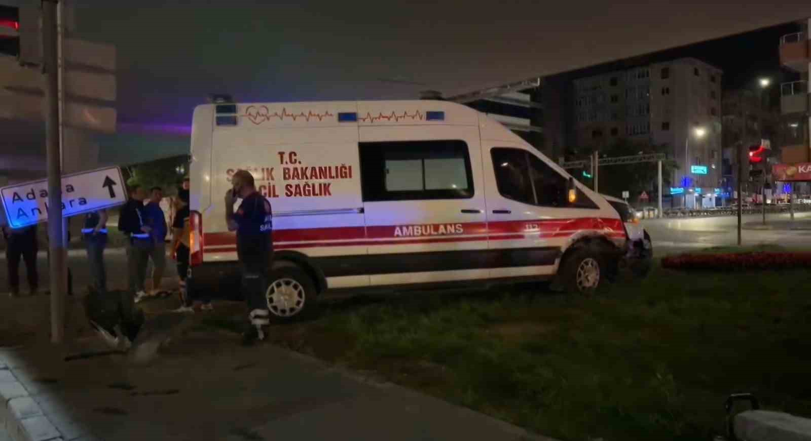 AMBULANS İLE OTOMOBİL ÇARPIŞTI: 6 YARALI