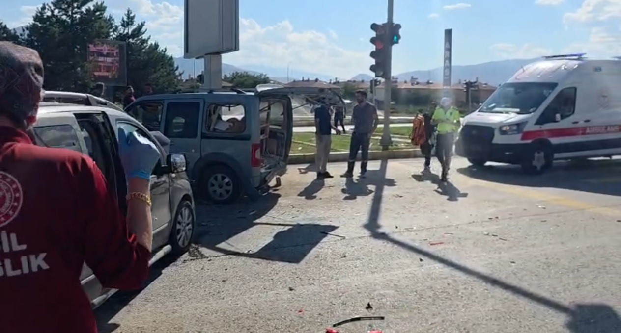 ERZİNCAN’DA İKİ OTOMOBİLİN ÇARPIŞTIĞI KAZADA 4 KİŞİ YARALANDI